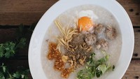 Kalau bosan bubur ayam, coba bikin bubur dengan topping daging sapi cincang. Pelengkapnya acar jahe, irisan daun bawang, dan bawang putih cincang goreng. Bahannya mudah didapat dan cara bikinnya juga gampang. Lihat saja resep ini. Foto: iStock 
