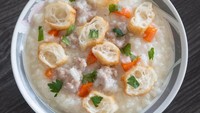 Klasik tapi selalu memikat selera, inilah bubur ayam cakwe yang selalu laris jadi menu sarapan. Kamu bisa bikin sendiri bubur ini di rumah. Bumbunya ada jahe, serai, hingga minyak wijen. Cara membuatnya ada di resep ini. Foto: iStock 