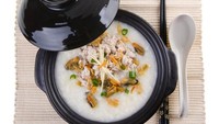 Tak perlu ke restoran, kamu bisa bikin bubur gaya Taiwan sendiri. Toppingnya adalah suwiran ayam kampung yang gurih empuk. Supaya makin enak, tambahkan topping daun bawang dan bawang merah goreng. Resepnya ada di sini. Foto: iStock