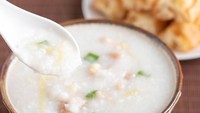 Racikan bubur ini mudah ditemui di restoran China. Bubur ayam versi oriental bisa ditambahkan irisan cakwe, telur pitan, potongan daun bawang atau ketumbar. Membuatnya bisa dengan bumbu jahe, garam, dan minyak wijen. Berikut resep bubur ayam ala restoran. Foto: iStock