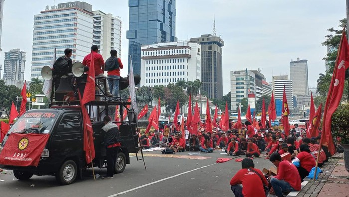 Buruh demo di Patung Kuda, Jakarta, hari ini
