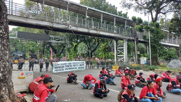 Buruh demo di Patung Kuda, Jakarta, hari ini