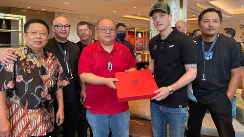 Chief Executive Officer (CEO) Bali United, Yabes Tanuri bersama Piter Tanuri dan beberapa perwakilan Direktur Bali United bertemu dengan Mezut Ozil hari Jumat (27/5/2022) pagi di Jakarta