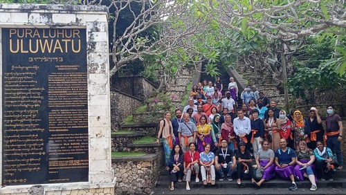 Delegasi GPDRR saat berkunjung ke Pura Luhur Uluwatu di Pecatu, Kuta Selatan, Badung, Bali, Sabtu (28/5/2022).