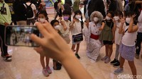 Bahkan beberapa anak-anak langsung tertarik untuk swafoto bersama.