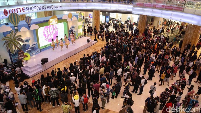 Demam Cosplay yang Kian Merebak di Indonesia Budaya Jepang cosplay yang berasal dari bahasa Inggris ''costume'' dan ''play'' kian merebak di Indonesia. Yuk, intip aksi mereka di pusat perbelanjaan.