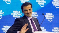 Berikutnya Emir negara Qatar saat ini Tamim bin Hamad Al Thani terlihat tersenyum di depan kamera. REUTERS/Arnd Wiegmann