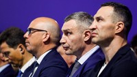 Pada pembukaan Forum Ekonomi Dunia di Davos, Walikota Kyiv Vitali Klitschko dan mantan juara dunia tinju kelas berat Wladimir Klitschko pun ikut hadir. REUTERS/Arnd wiegman