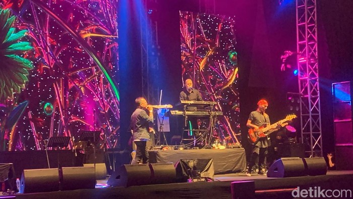 Surabaya menjadi kota pembuka dalam Anniversary Tour 30 Years of Dewa 19. Konser Dewa di kota kelahiran digelar di Grand City Surabaya.
