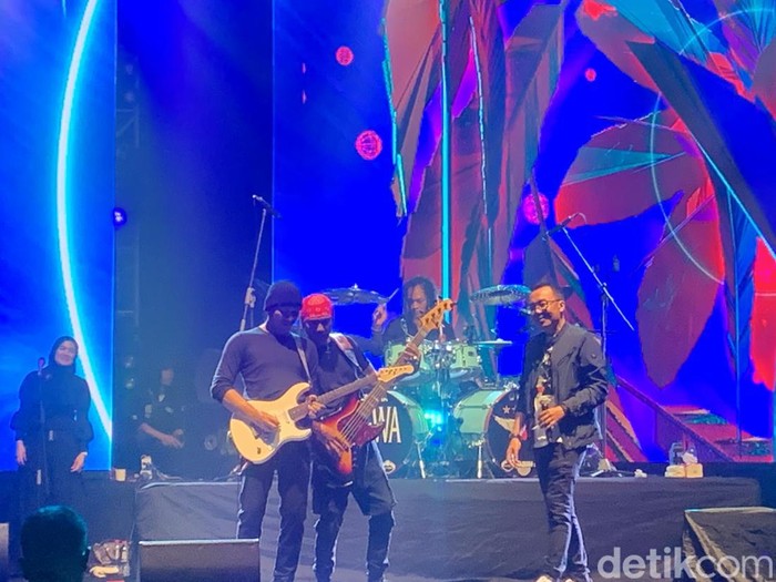 Surabaya menjadi kota pembuka dalam Anniversary Tour 30 Years of Dewa 19. Konser Dewa di kota kelahiran digelar di Grand City Surabaya.