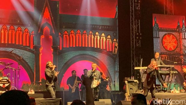Surabaya menjadi kota pembuka dalam Anniversary Tour 30 Years of Dewa 19. Konser Dewa di kota kelahiran digelar di Grand City Surabaya.
