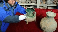 Berusia lebih dari 2.400 tahun, para arkeolog di China menemukan wadah makanan yang diperkirakan sudah ribuan tahun dari dalam makam kuno, dengan sup di dalamnya. Foto: Site News/Pool