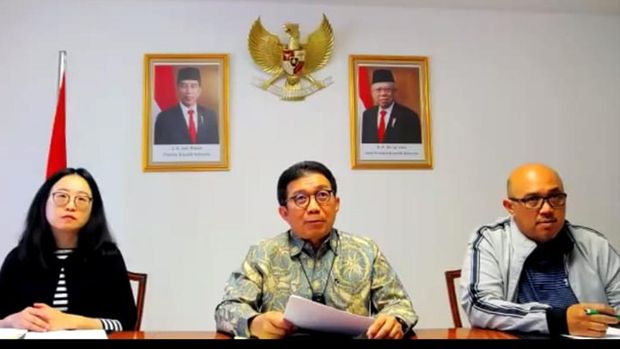 Dubes Indonesia untuk Swiss Muliaman D. Hadad (tengah)