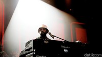 PJ Morton tampil di panggung Special Show lho.