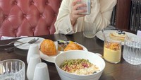 Lagi-lagi difoto oleh Hito, begini pose Felicya saat menikmati hidangan di restoran bawah laut. Foto: Instagram