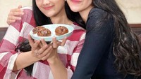 Hito sengaja memotret Felicya saat menikmati minuman di kafe agar terlihat seperti artis Korea. Hal itu pun diakui oleh banyak netizen. Foto: Instagram