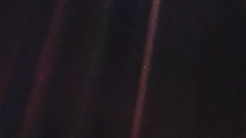 Pale Blue Dot, foto bersejarah yang ditangkap oleh Voyager 1 pada 14 Februari 1990 ini merupakan foto Bumi yang diambil dari jarak terjauh dan hingga saat ini belum dipecahkan. Foto ini diambil saat Voyager 1 berjarak 6 miliar km dari Matahari. Foto: NASA/JPL-Caltech