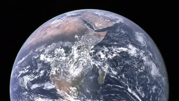 Lagi-lagi foto legendaris yang diambil oleh astronaut NASA. Foto bertajuk Blue Marble ini diambil oleh astronaut Apollo 17 pada 7 Desember 1972 dalam perjalanan pulang mereka dari Bulan. Foto ini diambil dari jarak 29.000 km dari Bumi. Foto: NASA
