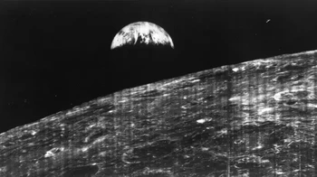 Foto Bumi pertama yang diambil dari Bulan. Wahana Lunar Orbiter 1 milik NASA mengambil foto bersejarah ini pada 23 Agustus 1996. Foto ini diambil saat Lunar Orbiter 1 saat orbit ke-16 dan fotonya dikirimkan ke stasiun NASA di dekat Madrid, Spanyol. Foto: NASA