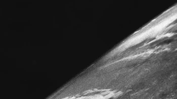 Ini adalah foto pertama Bumi yang diambil dari luar angkasa. Foto ini dijepret pada 24 Oktober 1946 dari ketinggian 105 km menggunakan kamera yang dipasang di roket V-2 sebagai bagian dari misi Project Hermes.Foto: U.S. Army/White Sands Missile Range/Applied Physics Laboratory