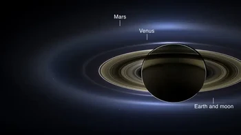 Mosaik yang epik ini merupakan hasil tangkapan kamera wide-angle dan narrow-angle yang dibawa wahana antariksa Casiini pada 19 Juli 2013. Saat mengambil foto tersebut, wahana antariksa milik NASA ini berjarak 1,46 miliar km sehingga Bumi dan Bulan hanya terlihat seperti titik kecil. Foto: NASA/JPL-Caltech/SSI