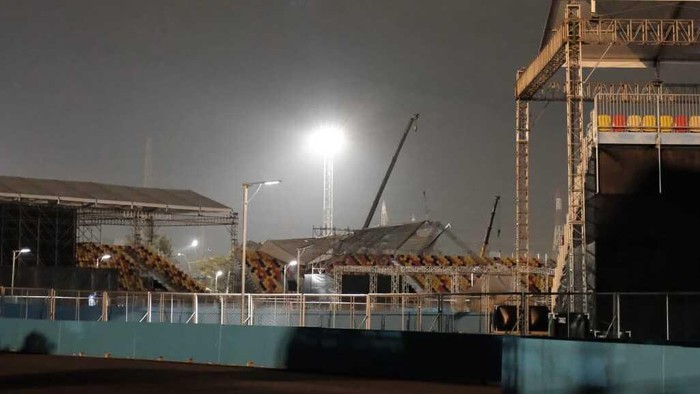 Foto-foto Terkini Tribun Formula E yang Roboh Atap tribun penonton atau grandstand Formula E di Ancol, Pademangan, Jakarta Utara, roboh. Ini foto-fotonya.