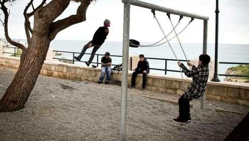 Terlalu kencang main ayunannya. Foto: Boredpanda