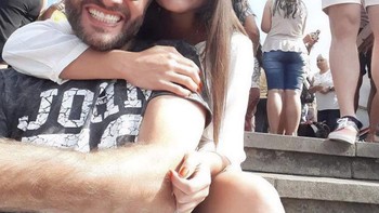 Malah fokus pria di belakangnya. Foto: Boredpanda