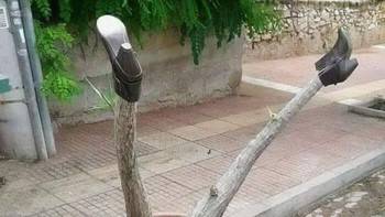 Tambahin sepatu mirip kaki manusia sedang jatuh. Foto: Boredpanda