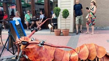 Motor gede yang dimodifikasi jadi lobster. Foto: Boredpanda