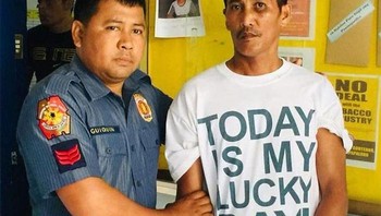 Tulisan di bajunya yang tidak sesuai kenyataan. Foto: Boredpanda