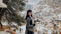 Hotman Paris dikenal sebagai pengacara yang sering dikelilingi wanita cantik dan seksi. Kali ini sosok Jesica, asisten pribadi (aspri) yang ke-47 jadi sorotan.Foto: Instagram/jesica.je