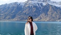 Jesica paling senang berkelana menjelajahi berbagai negara dengan pemandangan yang indah. Salah satunya saat ia mengunjungi danau indah di Swiss.Foto: Instagram/jesica.je