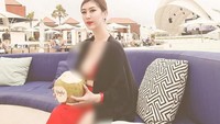 Es kelapa yang segar juga terlihat berada di pangkuannya. Hembusan angin pantai ditemani es kelapa yang menyegarkan tentu saja akan sempurna rasanya.Foto: Instagram/jesica.je