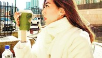 Saat cuaca dingin, Jesica memilih kopi hangat untuk mengatasi kedinginannya. Kafe kecil di tengah kota dipilih sebagai tempat beristirahat sejenak.Foto: Instagram/jesica.je