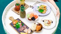 Selain berada di atas ketinggian, Jesica juga senang main air. Floating breakfast tak pernah dilewatkannya saat menginap di Bali. Foto: Instagram/jesica.je