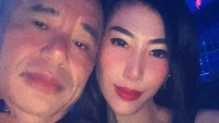 Model cantik bernama Jesica ini kerap terlihat menemani pengacara kondang tersebut. Termasuk ketika sedang menyambangi salah satu gerai Holywings.Foto: Instagram/jesica.je