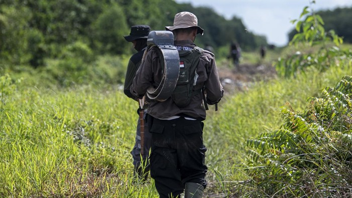 GPS COLLAR DAN UPAYA MITIGASI KONFLIK GAJAH SUMATRA DAN MANUSIA Seekor gajah sumatra (Elephas maximus sumatranus) liar bernama Meisi yang berjenis kelamin betina dipasangkan kalung GPS (GPS Collar).