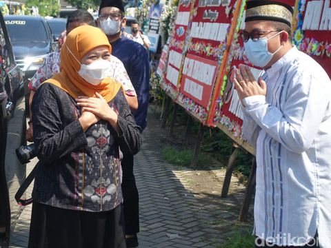 Gubernur Jatim Khofifah Indar Parawansa saat melayat ke rumah almarhum Buya Syafii Maarif di Gamping, Sleman, Sabtu (28/5/2022).