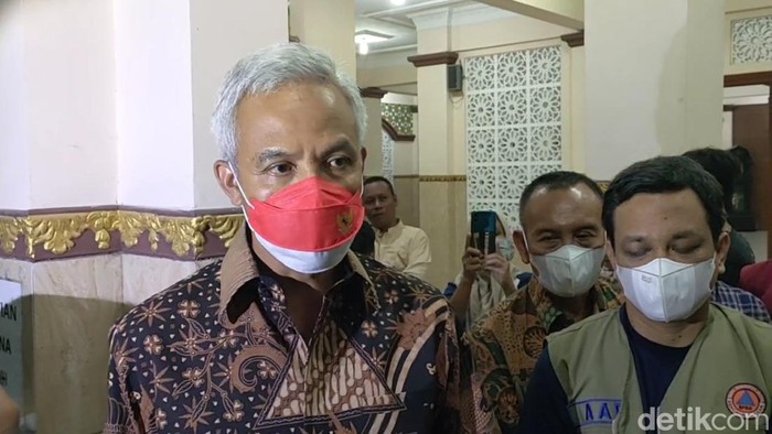 Gubernur Jawa Tengah Ganjar Pranowo berkunjung ke Kota Pekalongan untuk mengecek penanganan banjir rob, Sabtu (28/5/2022).