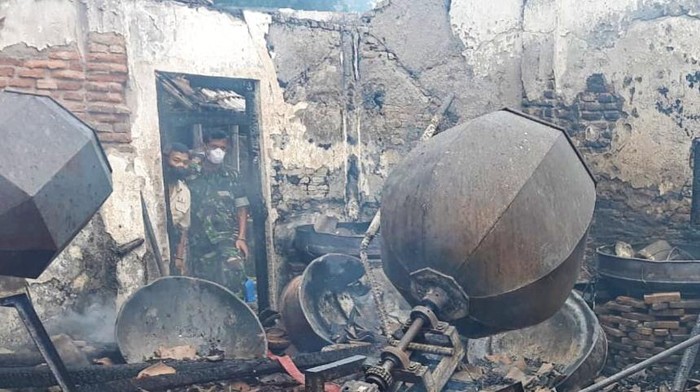 Gudang produksi kerupuk di Desa Mojayan, Kecamatan Klaten Tengah, terbakar, Sabtu (28/5/2022).