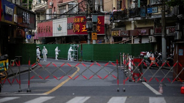 A man rides a bicycle at a main shopping area during lockdown, amid the coronavirus disease (COVID-19) pandemic, in Shanghai, China, May 26, 2022. REUTERS/Aly Song