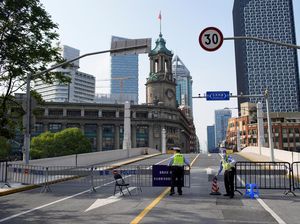 Lockdown Dicabut, Toko Pakaian China Bingung Ngabisin Stok