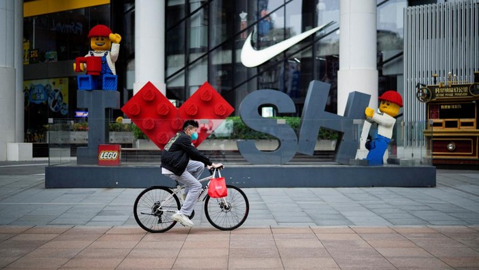 A man rides a bicycle at a main shopping area during lockdown, amid the coronavirus disease (COVID-19) pandemic, in Shanghai, China, May 26, 2022. REUTERS/Aly Song