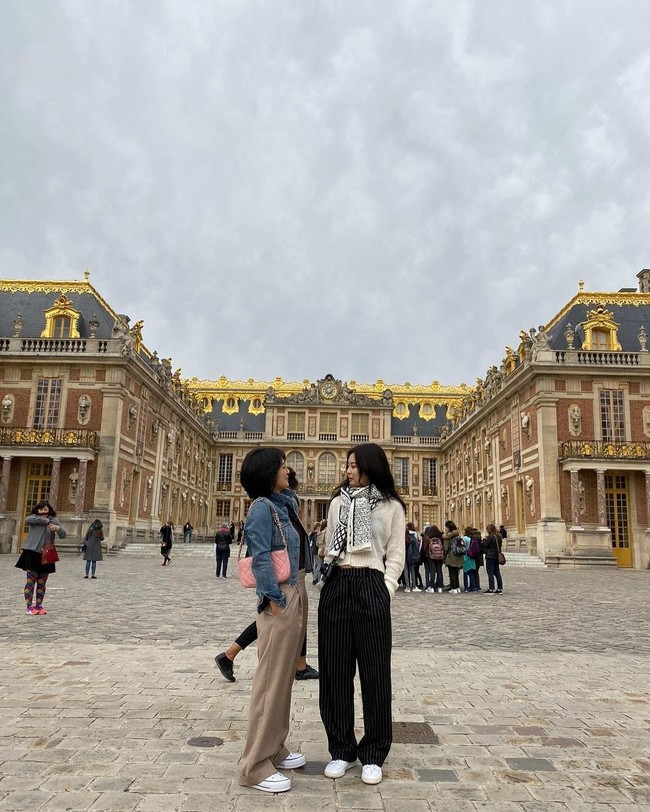 Ibu dan anak itu memilih tinggal bersama karena sudah terpisah selama 18 tahun. Jennie BLACKPINK yang lahir sebagai putri tunggal tinggal jauh dari ibunya sejak SMP karena bersekolah di Selandia Baru. Foto: dok. Instagram @jennierubyjane