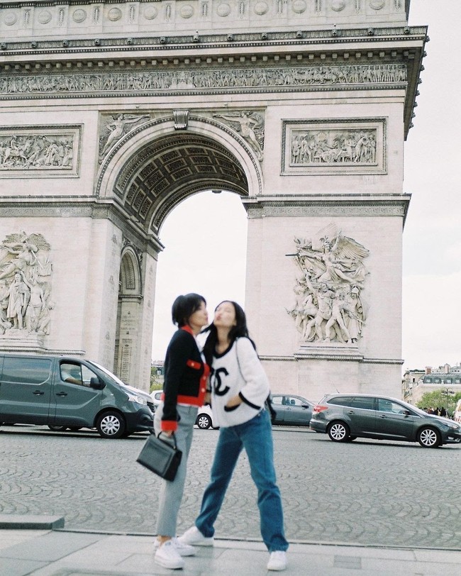 Netizen Korea pun takjub dengan kemiripan Jennie BLACKPINK dan ibunya. “Keduanya sangat cantik,” “Ibu Jennie adalah fashionista,” “Aku percaya jika seseorang mengatakan Jennie dan ibunya model Channel,” komentar sejumlah netizen. Foto: dok. Instagram @jennierubyjane