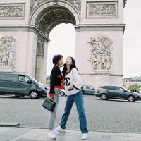 Netizen Korea pun takjub dengan kemiripan Jennie BLACKPINK dan ibunya. “Keduanya sangat cantik,” “Ibu Jennie adalah fashionista,” “Aku percaya jika seseorang mengatakan Jennie dan ibunya model Channel,” komentar sejumlah netizen. Foto: dok. Instagram @jennierubyjane