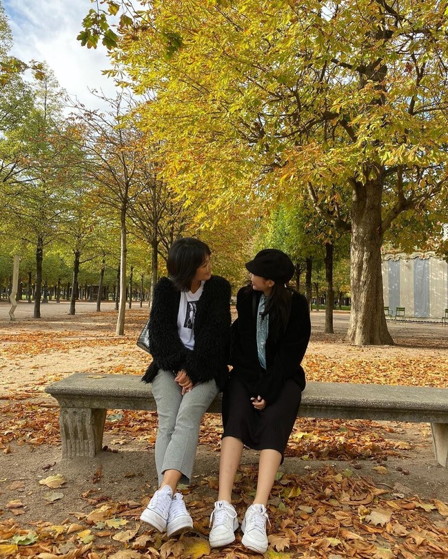 Foto-foto itu diambil saat Jennie BLACKPINK pergi ke Paris bersama ibunya. Keduanya terlihat seperti dua sahabat ketimbang ibu dan anak. Foto: dok. Instagram @jennierubyjane