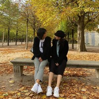 Foto-foto itu diambil saat Jennie BLACKPINK pergi ke Paris bersama ibunya. Keduanya terlihat seperti dua sahabat ketimbang ibu dan anak. Foto: dok. Instagram @jennierubyjane