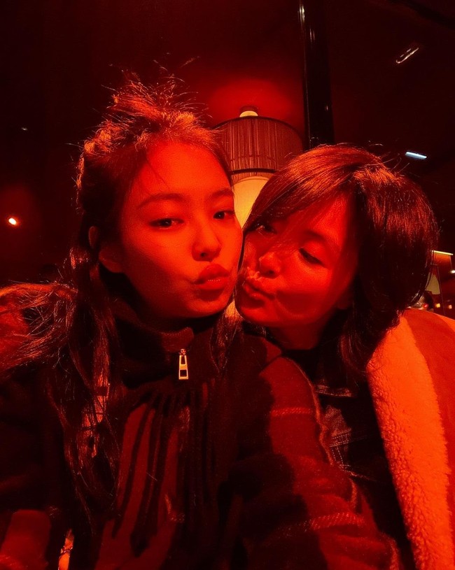 Jennie BLACKPINK tertarik dengan dunia fashion sejak kecil. Dia sering memakai barang vintage koleksi Chanel dari lemari ibunya. Ibu Jennie BLACKPINK sendiri merupakan direktur dan pemegang saham CJ ENM, sedangkan ayahnya memiliki sebuah rumah sakit.Foto: dok. Instagram @jennierubyjane